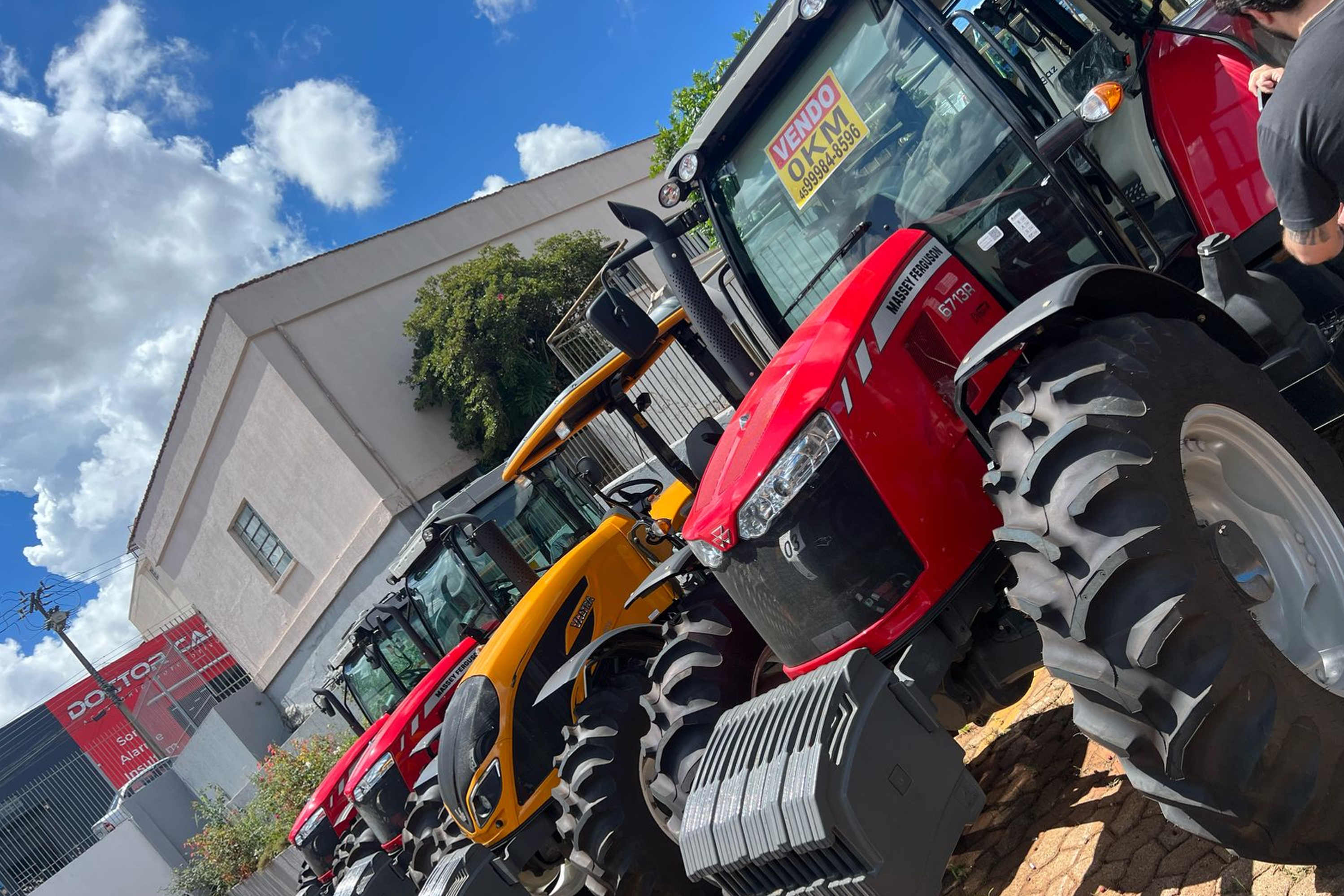 PCPR apreende tratores avariados por enchentes, à venda em Cascavel