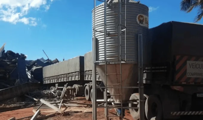 Após colisão caminhão invade granja e cinco pessoas ficam feridas