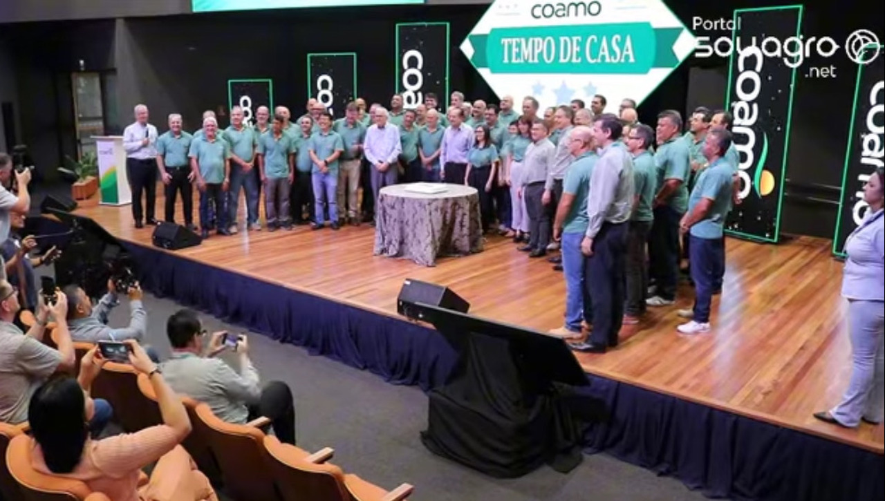 Coamo homenageia colaboradores com décadas de dedicação à cooperativa