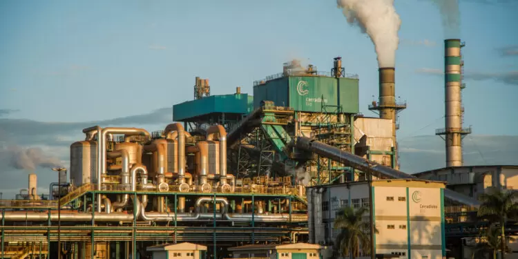 Usinas exportam 167,64 milhões de litros de etanol em maio, alta anual de 83,7%