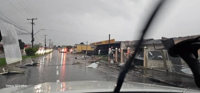 Rajadas de ventos destrutivos atinge cidade no Sul