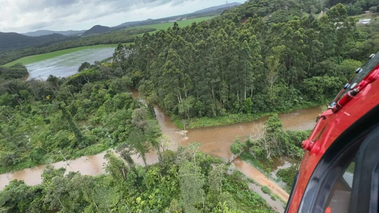 Chuvas intensas mobilizam operações de resgate em Santa Catarina