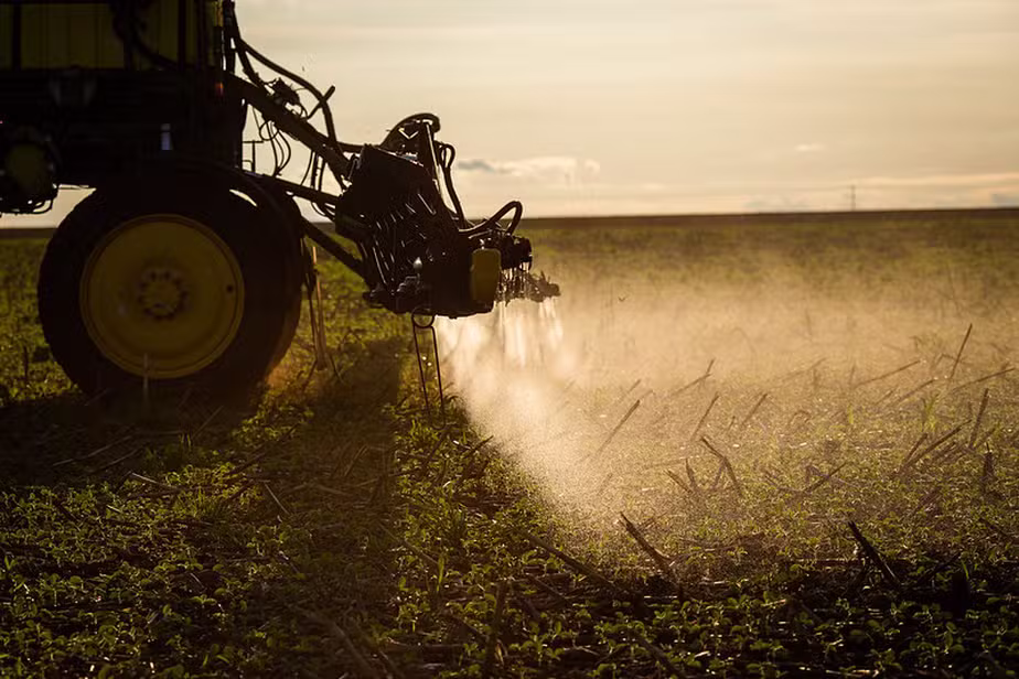 Área tratada com defensivos agrícolas cresce 10,9% no Brasil