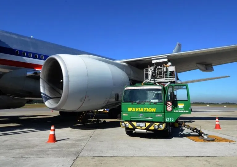 Tecnologia pioneira converte óleo de destilação em combustível de avião