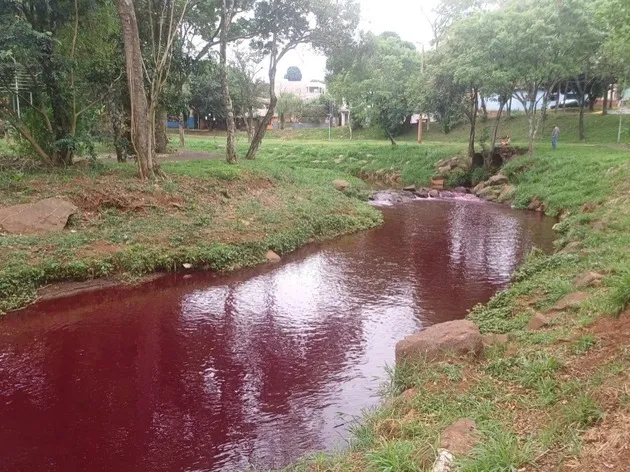 Em Toledo no Paraná rio amanhece vermelho.