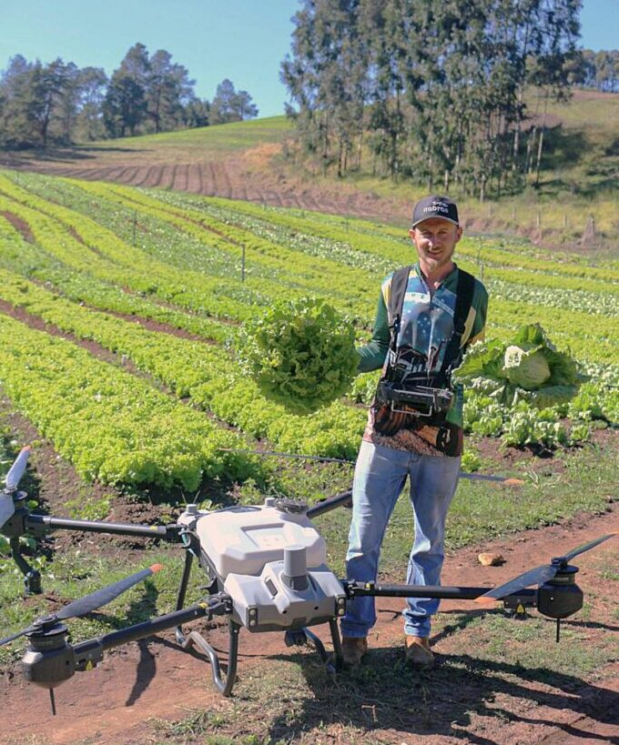 Horticultor reduz tempo de pulverização para oito minutos com uso de drone